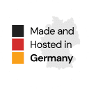 Rundes Siegel mit der Aufschrift „Made and Hosted in Germany“, umgeben von deutschen Farben.