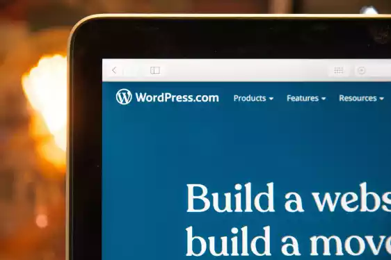 Laptopbildschirm mit WordPress.com-Homepage