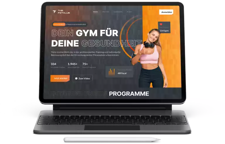Laptop-Bildschirm zeigt Fitness-Webseite mit dem Slogan "DEIN GYM FÜR DEINE GESUNDHEIT" und einer lächelnden Sportlerin.