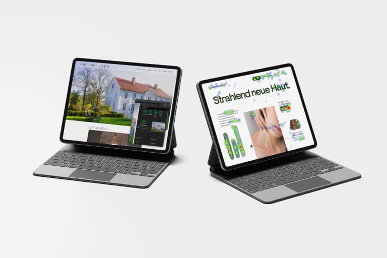 Zwei Tablets mit Tastaturen, die unterschiedliche Webseiten anzeigen.