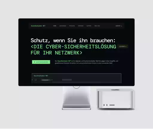 Desktop-Monitor der eine Webseite für Cyber-Sicherheitslösungen zeigt.